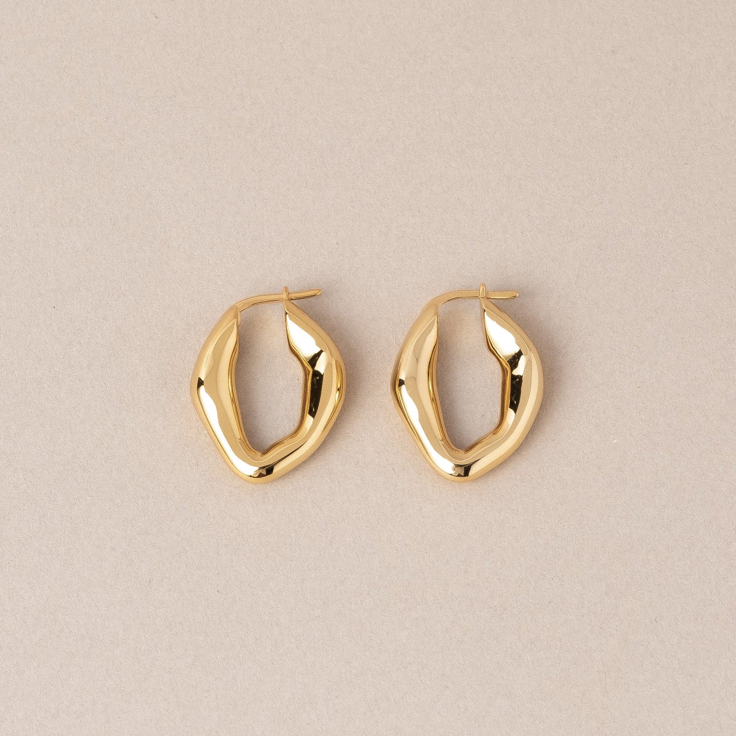 Buckled earrings gold