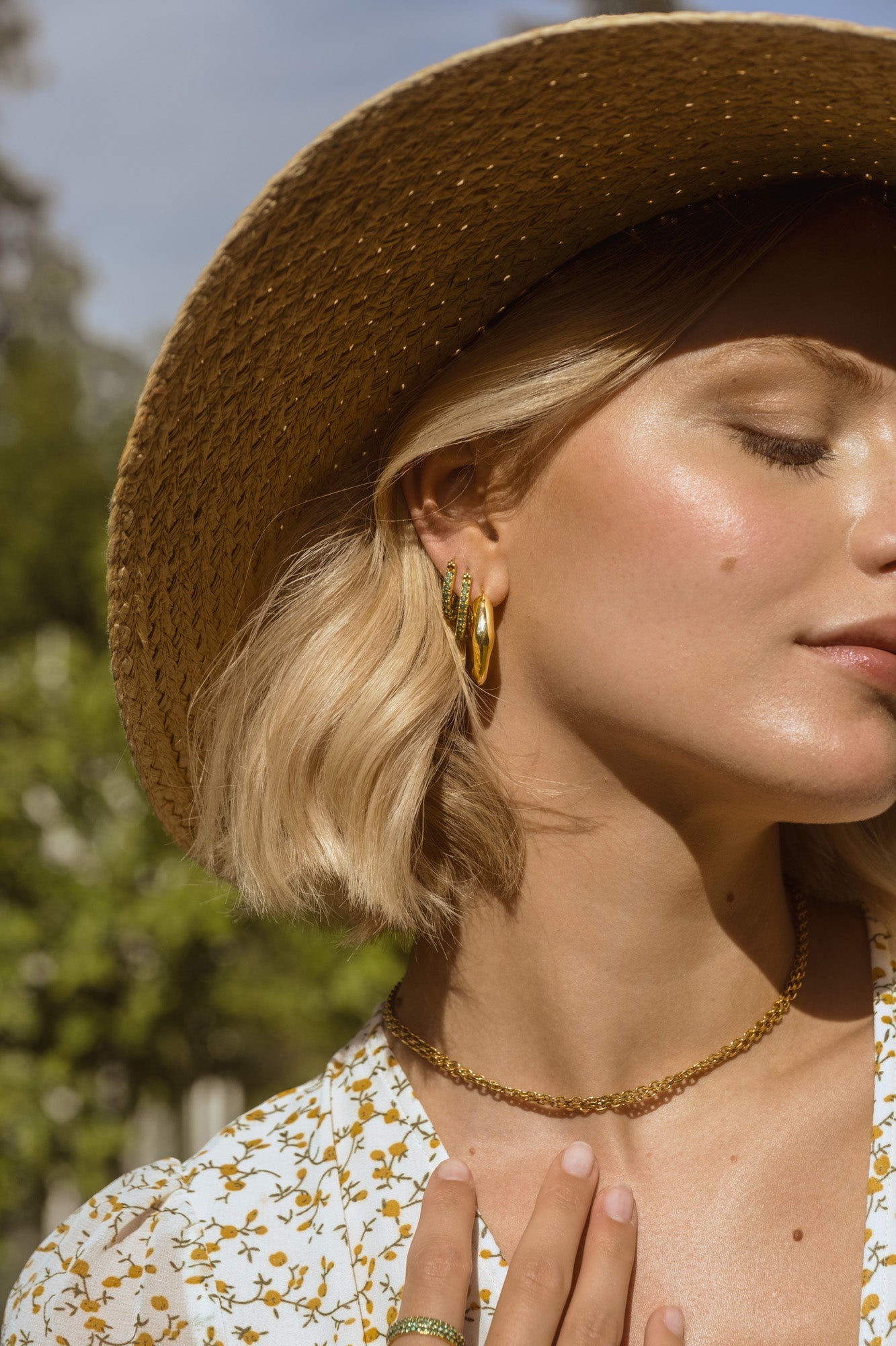 Buckled earrings gold