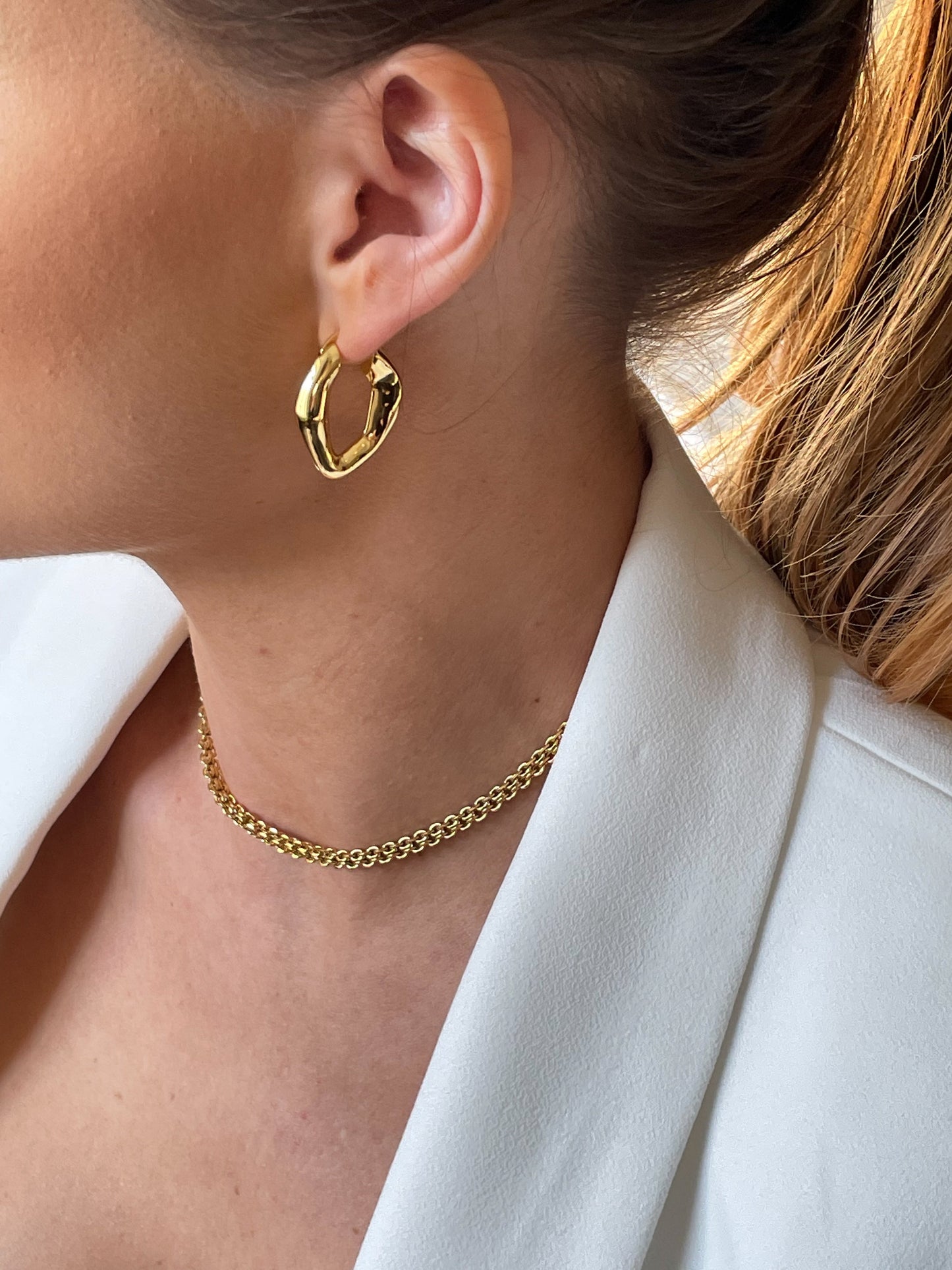 Buckled earrings gold